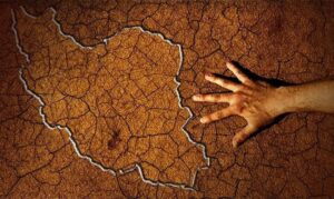 از خشکسالی تا فروپاشی اقتصادی، ایران در سال ۲۰۲۵ با بحران‌های متقاطعی دست و پنجه نرم می‌کند. شهروندان به‌طور فزاینده‌ای تغییر رژیم را تنها راه حل باقی‌مانده می‌بینند.